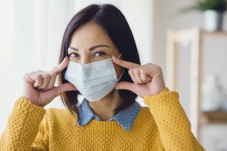 ¿Se te cae la mascarilla? Trucos para que la mascarilla no se baje