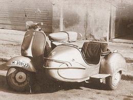 Vespa con sidecar. Práctica y confortable