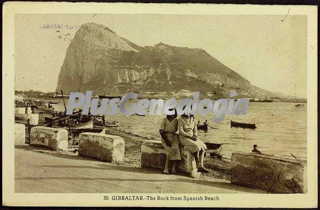 El peñón de gibraltar visto desde la playa