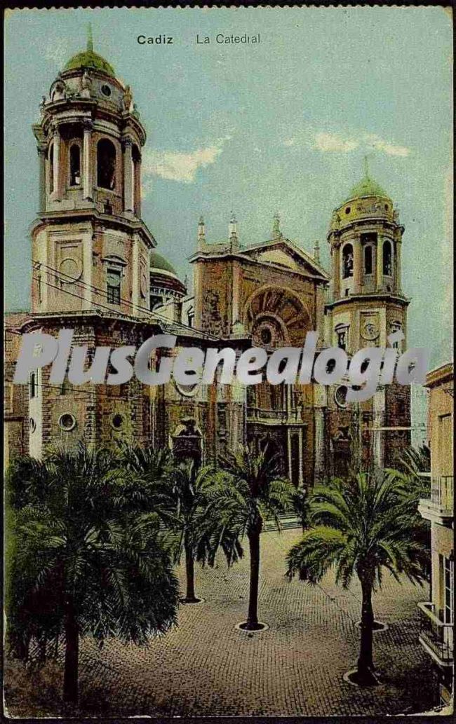La catedral de cádiz desde la plaza