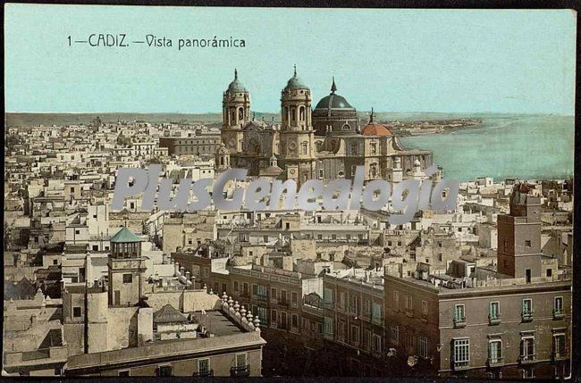 Vista panorámica de cádiz con la catedral en el centro (en color)