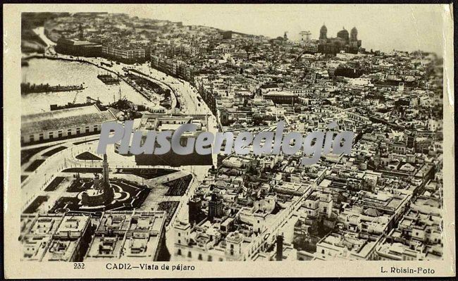 Vista de pájaro de cádiz (catedral al fondo)