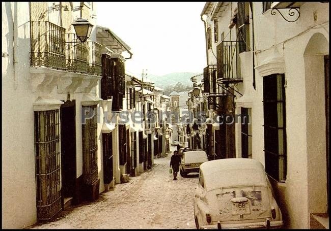 Calle arcos, cierros y ventanas típicas de grazalema (cádiz)