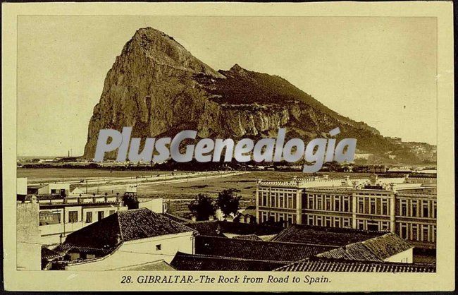 El peñón de gibraltar visto desde la carretera (sepia)