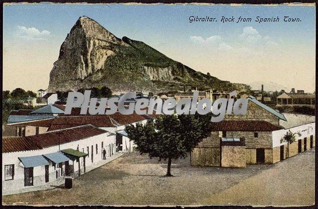 Vista en color del peñón de gibraltar desde la ciudad de la línea