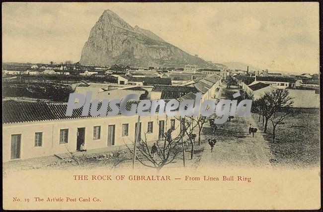 Vista lejana del peñón de gibraltar desde la línea