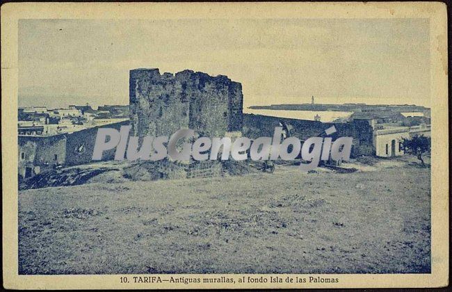 Antiguas murallas de tarifa, al fondo la isla de las palomas