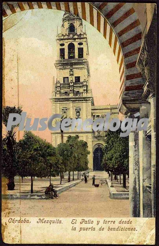 El patio y la torre desde la puerta de bendiciones de mezquita de córdoba