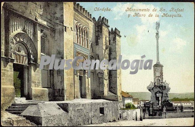 Monumento de san rafael y muro de la mezquita de córdoba