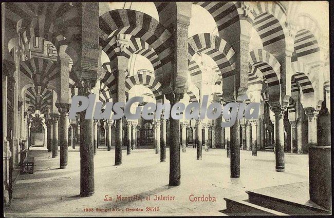 El interior de la mezquita de córdoba (blanco y negro)