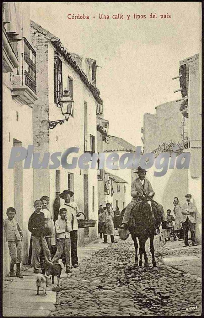 Gente pasando por las calles de córdoba