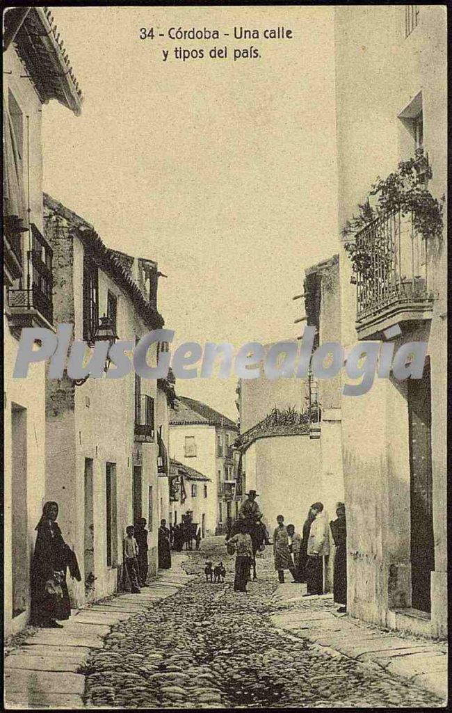 Un calle cordobesa y gente de la ciudad