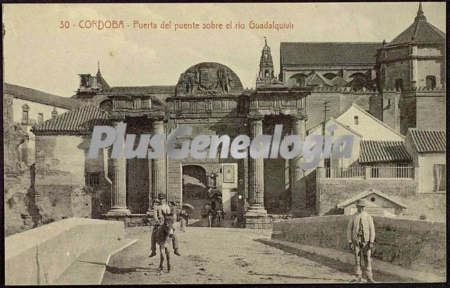 Puerta del puente sobre el río guadalquivir de córdoba