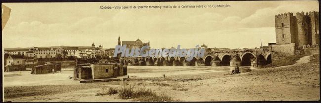 Vista general del puente romano de córdoba y castillo de la calahorra sobre el río guadalquivir