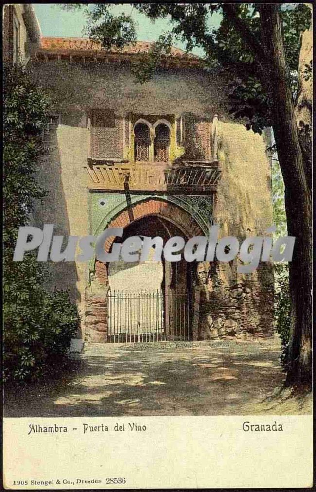 Puerta del vino en la alhambra de granada