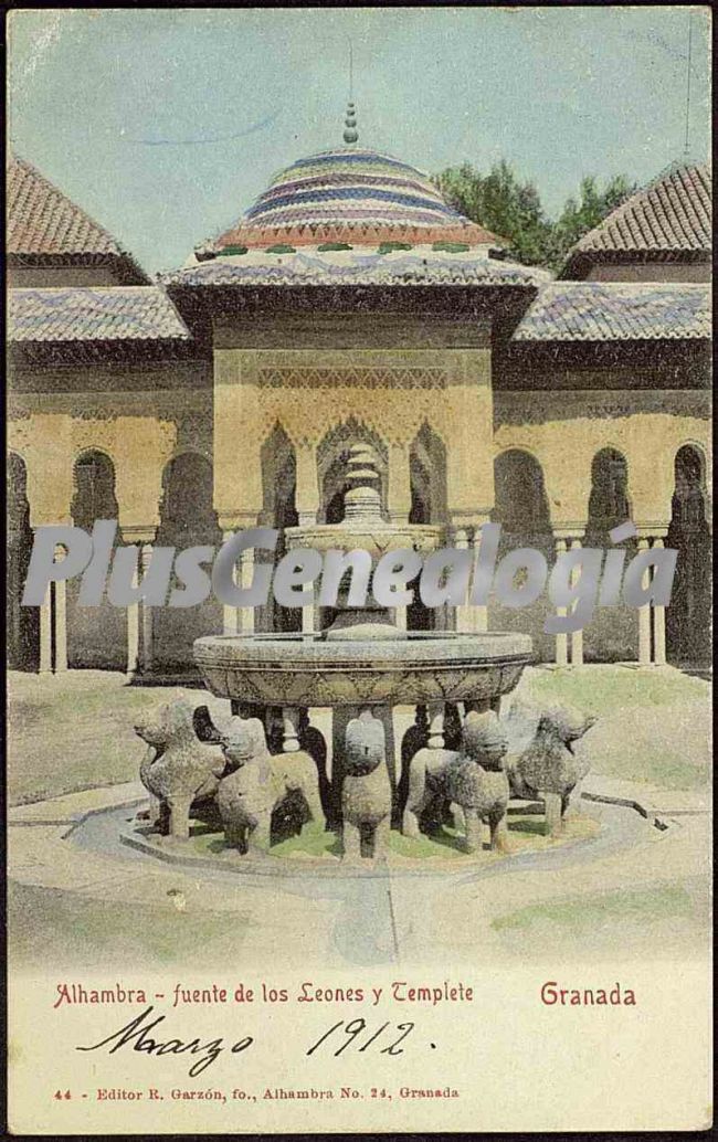 Fuente de los leones y templete de la alhambra de granada