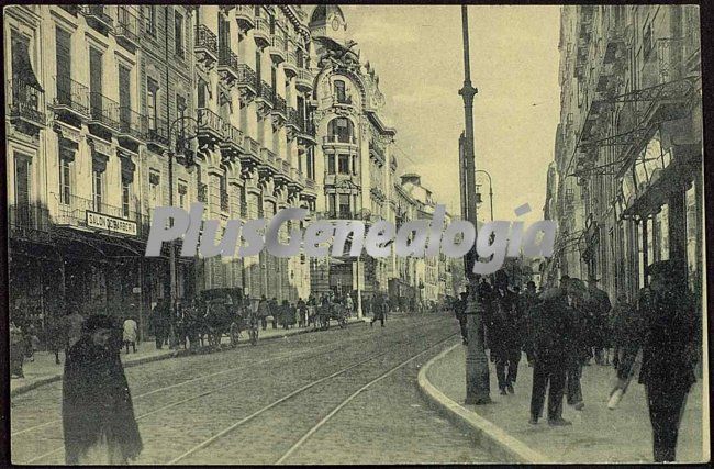 Calle de granada cruzada por las vías del tranvía