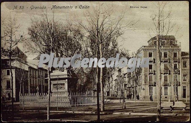 Vista alejada del monumento a colón en granada