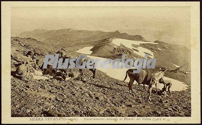 Excursionistas subiend al picacho del veleta (3462 m) en sierra nevada (granada)