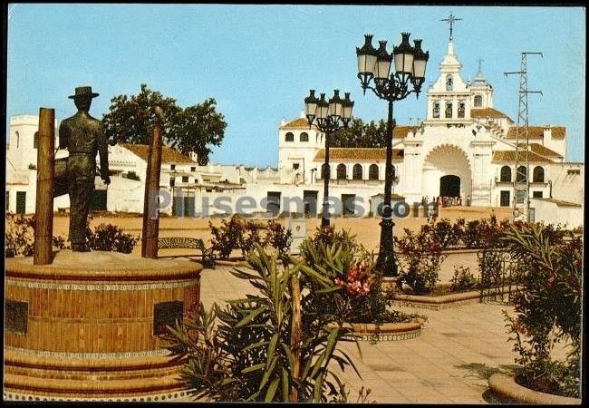 Santuario nuestra señora del rocío. monumento al tamborilero en almonte (huelva)