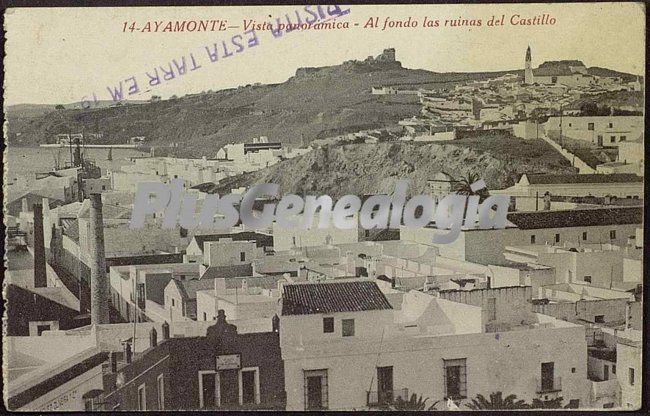 Vista panorámica de ayamonte (huelva). al fondo ruinas del castillo