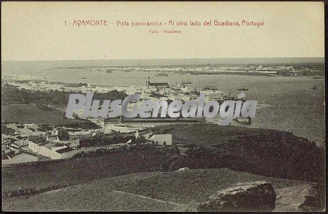 Vista panorámica de ayamonte (huelva). al otro lado del guadiana, portugal