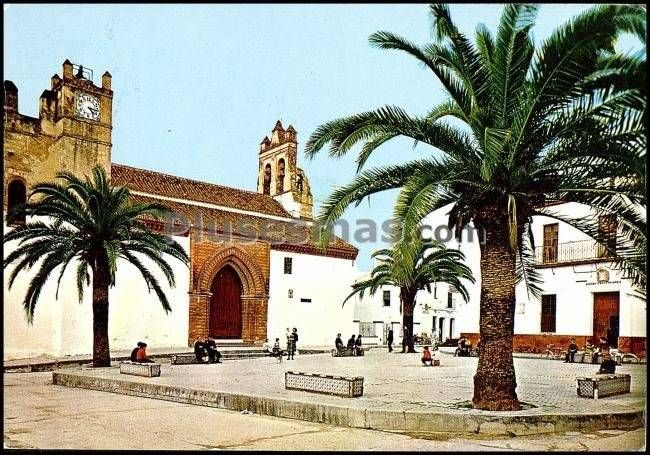 Plaza de españa e iglesia parroquial en hinojos (huelva)