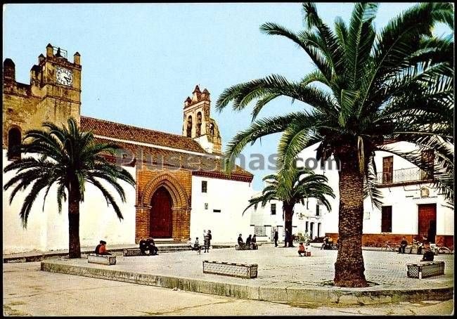 Iglesia y plaza de españa de hinojos (huelva)