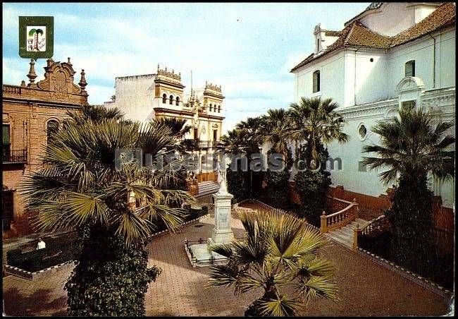 Plaza del corazón de jesús y ayuntamiento en la palma del condado (huelva)