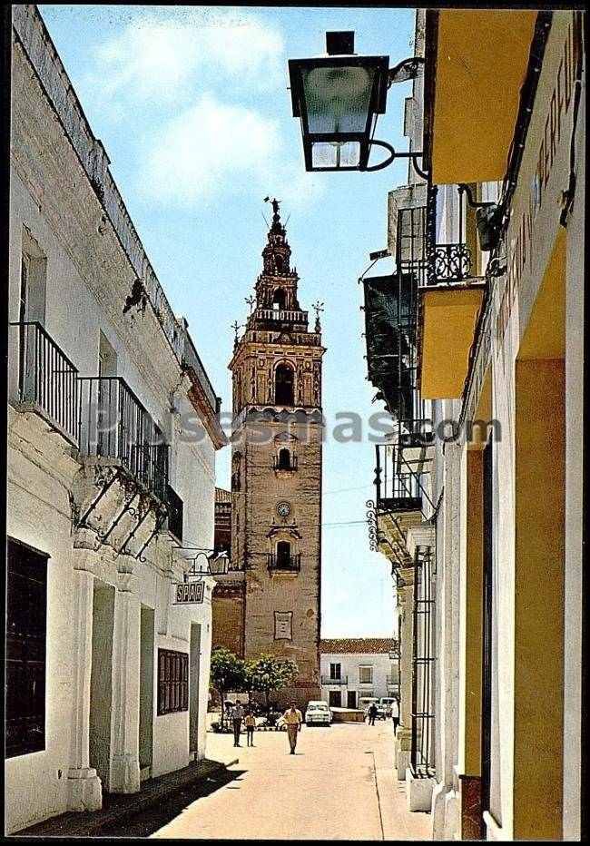 Calle almirante h. pinzón y torre iglesia parroquial en moguer (huelva)