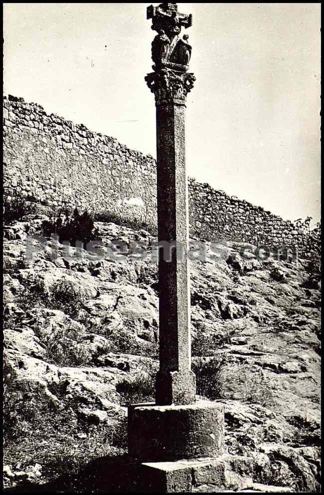 Cruz de la plaza armas del castillo en alquezar (huesca)