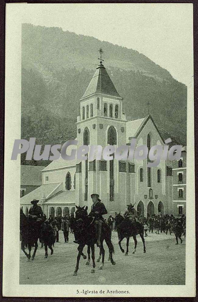 Desfile frente a la iglesia de arañones (huesca)