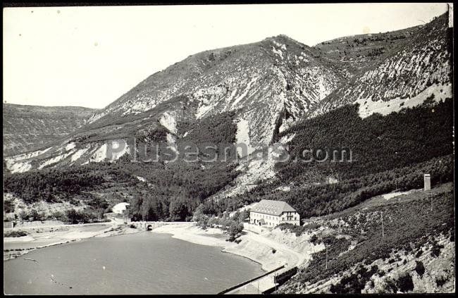 Panorámica del parador, lago y presa de arguis (huesca)