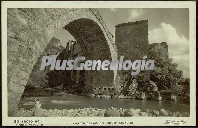 Aspecto debajo del puente románico de broto (huesca)