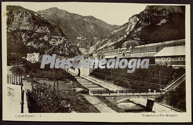 Estación de canfranc (huesca) y río aragón