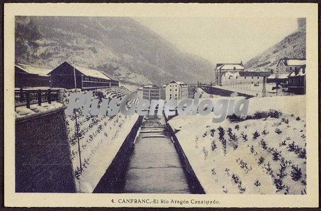 El río aragón canalizado en canfranc (huesca)