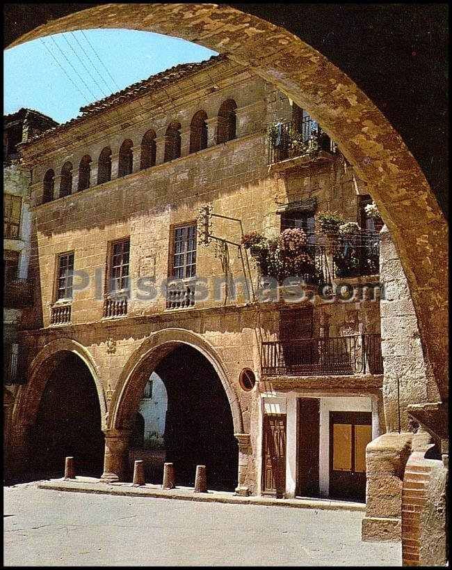 Plaza españa y fachada ayuntamiento de calaceite (teruel)