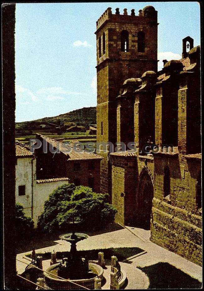 Plaza de la iglesia en mora de rubielos (teruel)