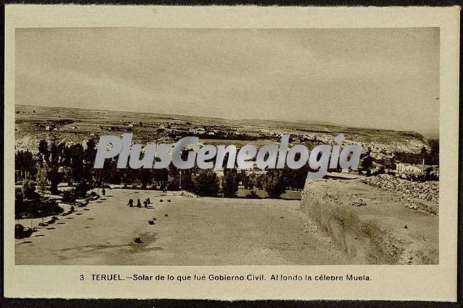 Solar de lo que fue gobierno civil de teruel. al fondo la célebre muralla de teruel