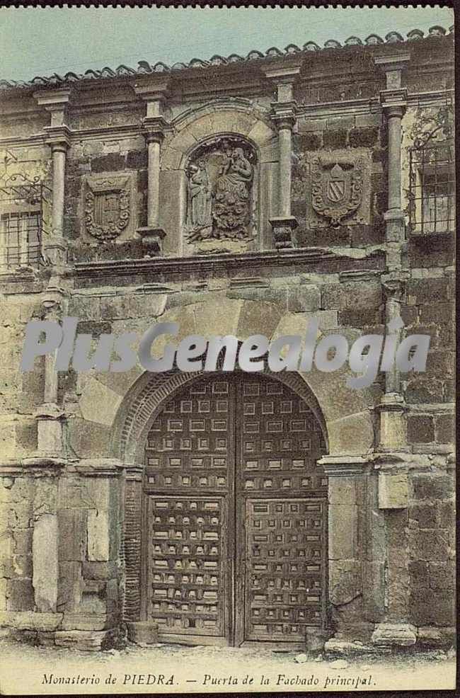 Puerta de la fachada principal de monasterio de piedra (zaragoza)
