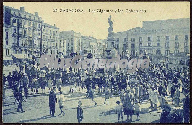 Los gigantes y los cabezudos de zaragoza