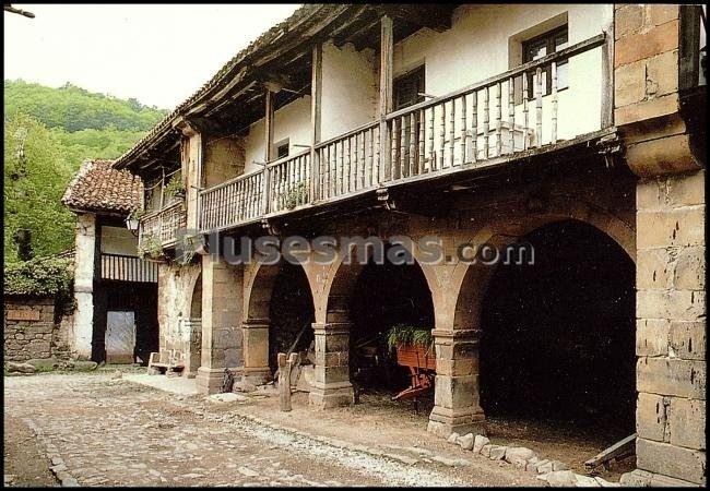 Casa típica de bárcena mayor (cantabria)