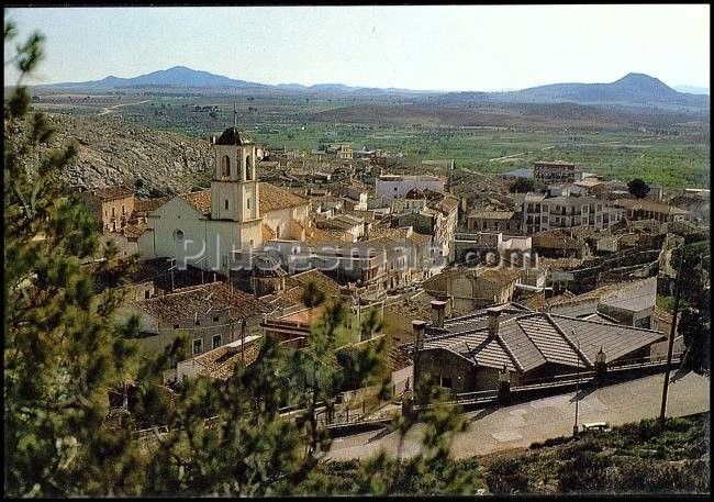 Vista parcial e iglesia de ntra. sra. de la asunción en tobarra (albacete)