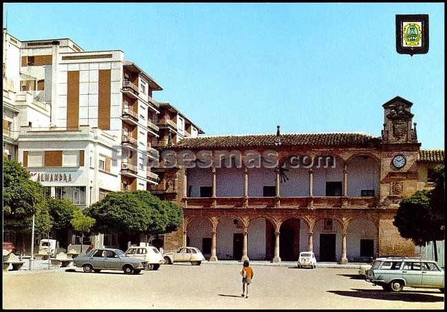 Plaza de ramón y cajal y ayuntamiento en villarrobledo (albacete)