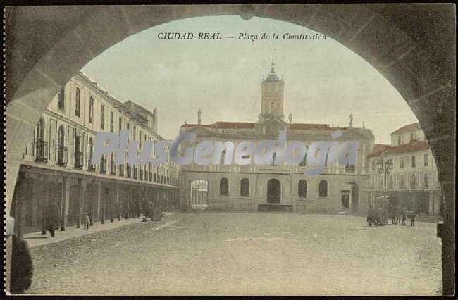 Plaza de la constitución de ciudad real vista bajo un arco