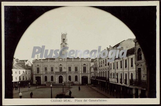 Plaza del generalísimo vista desde un arco de ciudad real