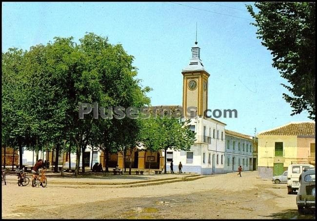 Plaza de españa y ayuntamiento de pedro muñoz (ciudad real)
