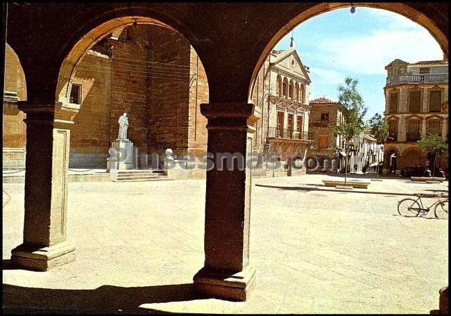 Entre los arcos la estatua de santo tomás de villanueva de los infantes (ciudad real)