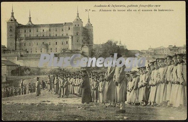 Alumnos de tercer año de la academia de infantería de toledo en el examen de instrucción