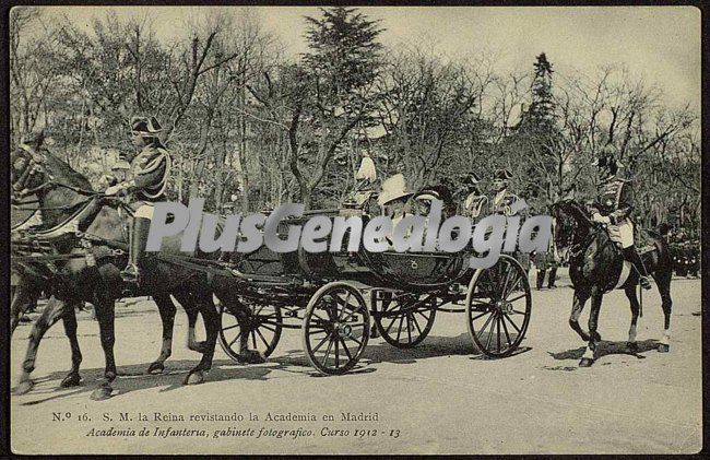 S.m. la reina revisando la academia de infantería de toledo en madrid